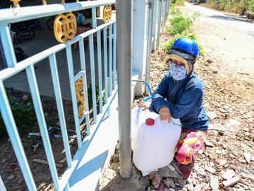 Cơn khát cực đại, vác can đi hứng 'báu vật quý như vàng'