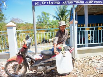 Cơn khát cực đại, vác can đi hứng 'báu vật quý như vàng'