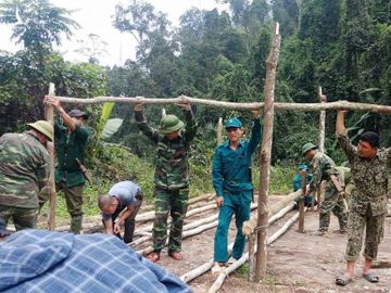 Bữa cơm trên lá chuối nơi biên giới của bộ đội biên phòng chặn dịch