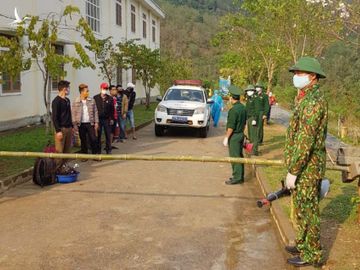 Bữa cơm trên lá chuối nơi biên giới của bộ đội biên phòng chặn dịch