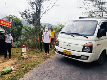 Bữa cơm trên lá chuối nơi biên giới của bộ đội biên phòng chặn dịch