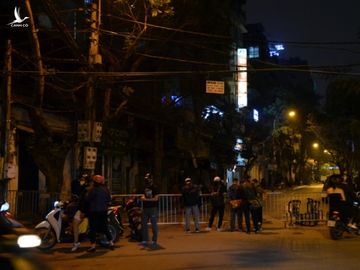 Phong tỏa 2 đầu phố Trúc Bạch: Người đòi ra ngoài không được bức xúc tìm cách trốn - Ảnh 11.