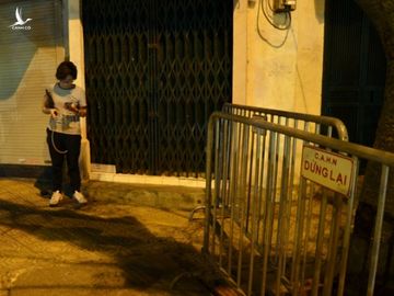 Phong tỏa 2 đầu phố Trúc Bạch: Người đòi ra ngoài không được bức xúc tìm cách trốn - Ảnh 7.