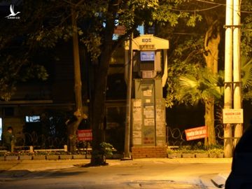 Phong tỏa 2 đầu phố Trúc Bạch: Người đòi ra ngoài không được bức xúc tìm cách trốn - Ảnh 14.
