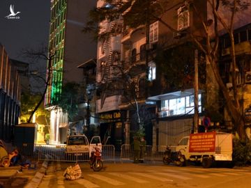 Phong tỏa 2 đầu phố Trúc Bạch: Người đòi ra ngoài không được bức xúc tìm cách trốn - Ảnh 1.