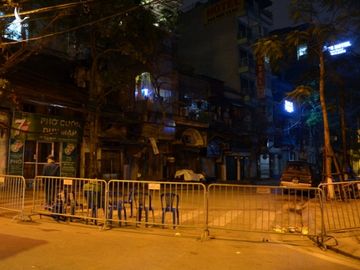 Phong tỏa 2 đầu phố Trúc Bạch: Người đòi ra ngoài không được bức xúc tìm cách trốn - Ảnh 2.