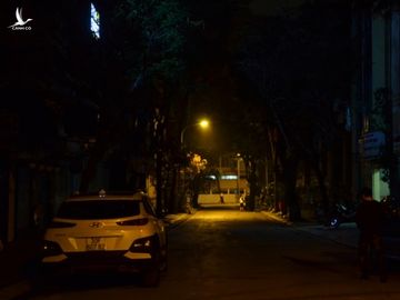Phong tỏa 2 đầu phố Trúc Bạch: Người đòi ra ngoài không được bức xúc tìm cách trốn - Ảnh 12.