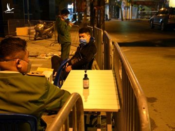 Phong tỏa 2 đầu phố Trúc Bạch: Người đòi ra ngoài không được bức xúc tìm cách trốn