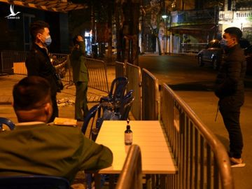 Phong tỏa 2 đầu phố Trúc Bạch: Người đòi ra ngoài không được bức xúc tìm cách trốn - Ảnh 3.