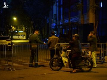 Phong tỏa 2 đầu phố Trúc Bạch: Người đòi ra ngoài không được bức xúc tìm cách trốn - Ảnh 8.