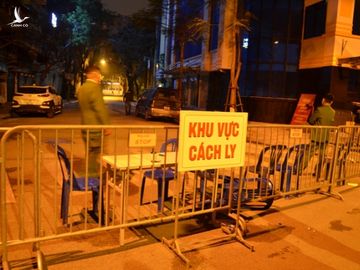 Phong tỏa 2 đầu phố Trúc Bạch: Người đòi ra ngoài không được bức xúc tìm cách trốn - Ảnh 10.
