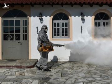 Nhân viên y tế phun khử trùng tại một nhà thờ ở Hy Lạp hôm 12/3. Ảnh: AFP.