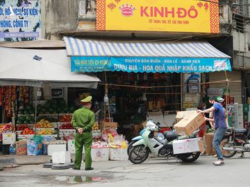 Mặc cả với chính quyền, nhiều hàng quán tại Hà Nội vẫn mở cửa đón khách - ảnh 3