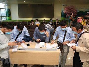 Một chuyên gia hang động Anh bay cùng chuyến với số 17 - Ảnh 1. Một chuyên gia hang động Anh bay cùng chuyến với số 17 - Ảnh 1.
