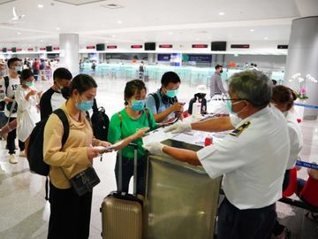 'Cô gái Hà Nội nhiễm Covid-19': Phường Cầu Kho cách ly 2 người liên quan - ảnh 1