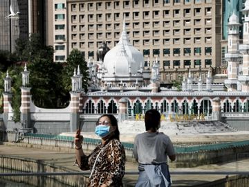 Người dân chụp ảnh bên ngoài một thánh đường Hồi giáo ở Kuala Lumpur /// Reuters