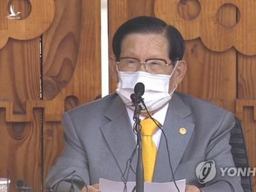 Giáo chủ Tân Thiên Địa quỳ gối cúi đầu xin lỗi người dân Hàn Quốc - Ảnh 2. Giáo chủ Tân Thiên Địa quỳ gối cúi đầu xin lỗi người dân Hàn Quốc - Ảnh 2.