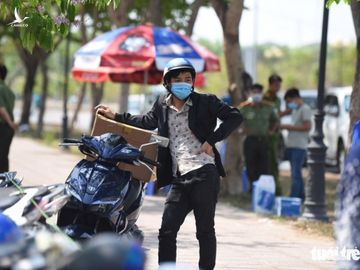 Người dân tìm cách ném hàng qua hàng rào bất chấp lệnh ngưng tiếp tế - Ảnh 5.
