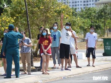 Người dân tìm cách ném hàng qua hàng rào bất chấp lệnh ngưng tiếp tế - Ảnh 10.