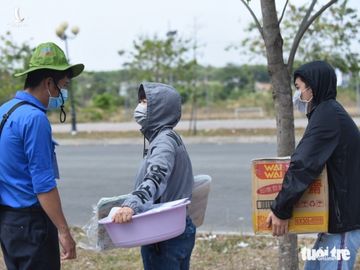 Người dân tìm cách ném hàng qua hàng rào bất chấp lệnh ngưng tiếp tế - Ảnh 11.