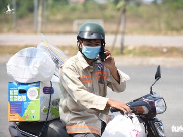 Người dân tìm cách ném hàng qua hàng rào bất chấp lệnh ngưng tiếp tế - Ảnh 12.
