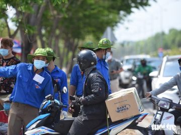 Người dân tìm cách ném hàng qua hàng rào bất chấp lệnh ngưng tiếp tế - Ảnh 13.
