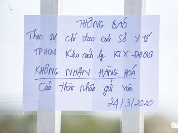 Người dân tìm cách ném hàng qua hàng rào bất chấp lệnh ngưng tiếp tế - Ảnh 2.