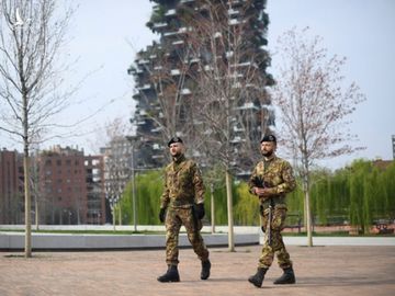 Lính Ý tăng cường tuần tra trên đường phố ở thành phố Milan, vùng Lombardy /// Reuters