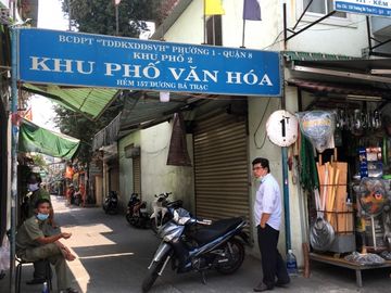 Dân phòng và cán bộ phường 1, quận 8, hạn chế người vào hẻm 157 Dương Bá Trạc. Ảnh: Trúc Quyên.