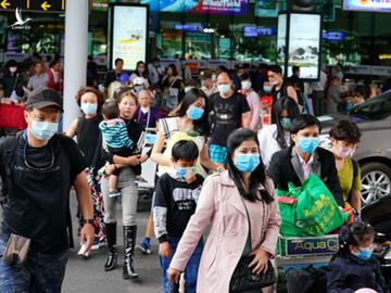 Từ 16.3, công dân nước ngoài tại Việt Nam cũng như công dân Việt Nam thực hiện nghiêm việc đeo khẩu trang tại các nơi công cộng /// Ảnh: Đ.L