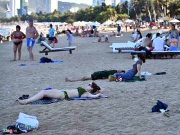 Hang nghin nguoi tam bien Nha Trang giua cao diem dich hinh anh 3 nha_trang_zing3.jpg