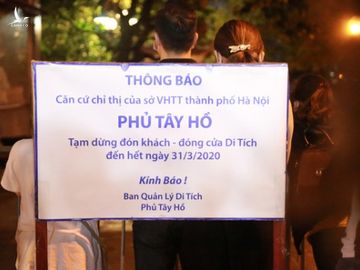 Ảnh: Hàng trăm người Hà Nội vẫn kéo về Phủ Tây Hồ cúng bái ngày đầu tháng, bất chấp lệnh cấm vì dịch Covid-19 - Ảnh 1.