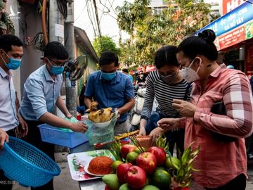 Nhiều người chuẩn bị đồ lễ vào phủ Tây Hồ, dù ban quản lý đã thông báo đóng cửa. Ảnh: Thanh Huế