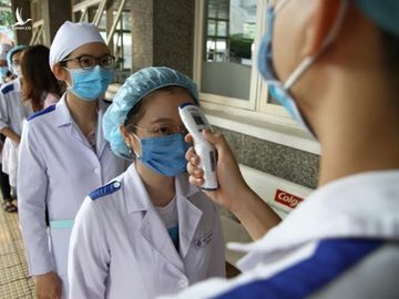 Sinh viên khoa Răng-Hàm-Mặt Trường ĐH Y dược TP.HCM xếp hàng đo thân nhiệt ngày 9.3 /// Phạm Hữu