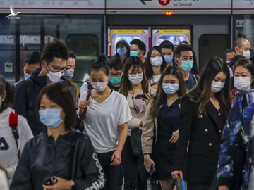 Người dân Hong Kong đeo khẩu trang đi làm vào giờ cao điểm để phòng tránh dịch Covid-19. Ảnh: SCMP