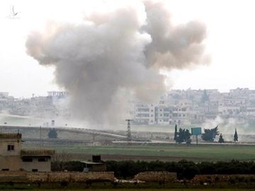 Khói bốc lên sau đợt không kích nhằm vào các mục tiêu ở thành phố Saraqeb, tỉnh Idlib /// Reuters