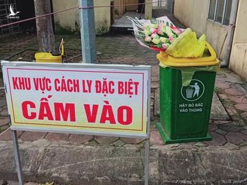 Hình ảnh bó hoa nằm trong thùng rác sau khi nhận từ lực lượng y, bác sĩ 