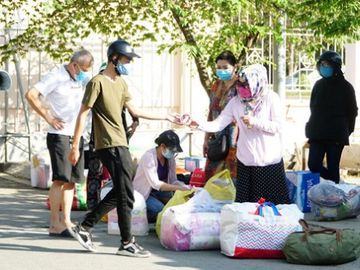 Chủ tịch Nguyễn Thành Phong: chấm dứt tình trạng tụ tập tiếp tế cho người cách ly - Ảnh 1.