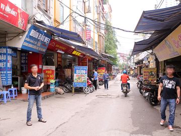 Mặc cả với chính quyền, nhiều hàng quán tại Hà Nội vẫn mở cửa đón khách - ảnh 18