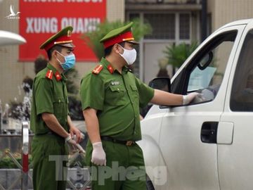 Lập chốt bảo vệ, siết chặt an ninh quanh Bệnh viện Bạch Mai - ảnh 6