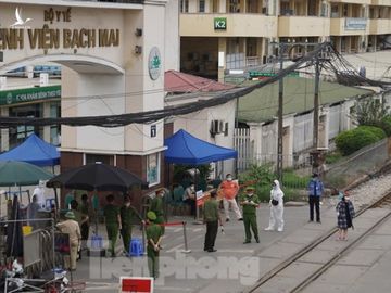 Lập chốt bảo vệ, siết chặt an ninh quanh Bệnh viện Bạch Mai - ảnh 1