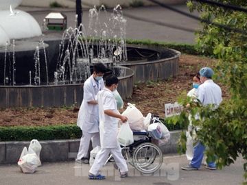 Lập chốt bảo vệ, siết chặt an ninh quanh Bệnh viện Bạch Mai - ảnh 10