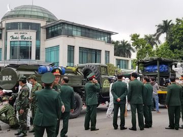 Quân đội triển khai tiêu độc khử trùng khu vực có ca COVID-19 thứ 17 - Ảnh 3. Quân đội triển khai tiêu độc khử trùng khu vực có ca COVID-19 thứ 17 - Ảnh 3.