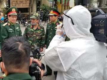 Quân đội triển khai tiêu độc khử trùng khu vực có ca COVID-19 thứ 17 - Ảnh 4. Quân đội triển khai tiêu độc khử trùng khu vực có ca COVID-19 thứ 17 - Ảnh 4.