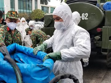 Quân đội triển khai tiêu độc khử trùng khu vực có ca COVID-19 thứ 17 - Ảnh 5. Quân đội triển khai tiêu độc khử trùng khu vực có ca COVID-19 thứ 17 - Ảnh 5.