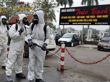 Quân đội triển khai tiêu độc khử trùng khu vực có ca COVID-19 thứ 17 - Ảnh 9. Quân đội triển khai tiêu độc khử trùng khu vực có ca COVID-19 thứ 17 - Ảnh 9.
