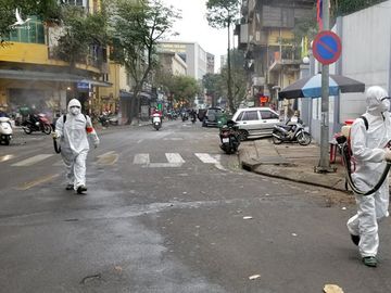 Quân đội triển khai tiêu độc khử trùng khu vực có ca COVID-19 thứ 17 - Ảnh 13. Quân đội triển khai tiêu độc khử trùng khu vực có ca COVID-19 thứ 17 - Ảnh 13.