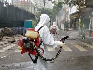 Quân đội triển khai tiêu độc khử trùng khu vực có ca COVID-19 thứ 17 - Ảnh 14. Quân đội triển khai tiêu độc khử trùng khu vực có ca COVID-19 thứ 17 - Ảnh 14.