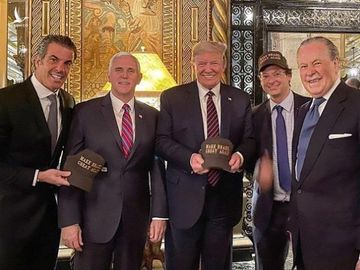 Tổng thống Trump chụp ảnh cùng thư ký Tổng thống Brazil bị nhiễm Covid-19 - 1