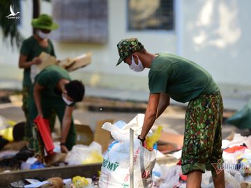 Trăm chiến sĩ tất bật dọn kí túc xá làm khu cách ly 17 nghìn giường